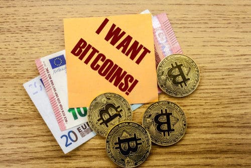 A sticky note says "I WANT BITCOINS!" surrounded by Euro bills and Bitcoin tokens, ideal for Coinmama.